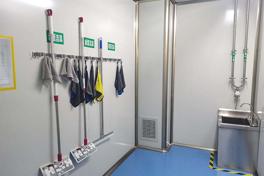 Salle de nettoyage des toilettes et du lavabo